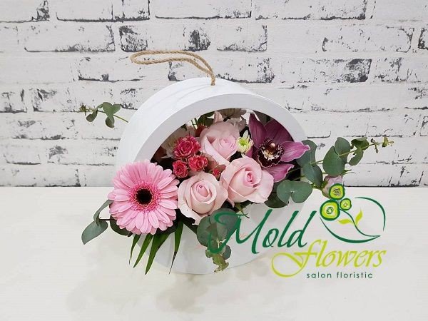 Белая круглая коробка с розовыми розами, герберой, орхидеей, мелкоцветной розой, белой хризантемой и эвкалиптом фото