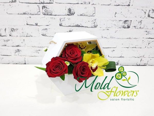 Белая коробка с красными розами, жёлтой орхидеей цимбидиум и зелёной хризантемой фото