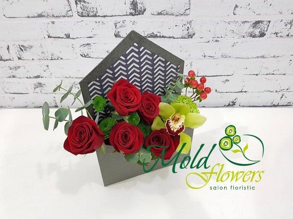 Серая коробка- конверт с красными розами, гиперикумом, зелёной орхидеей, хризантемой и эвкалиптом фото