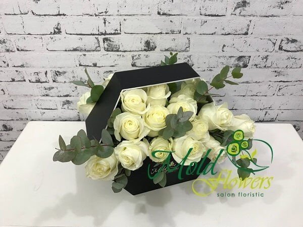 Чёрная коробка с белыми розами и эвкалиптом фото