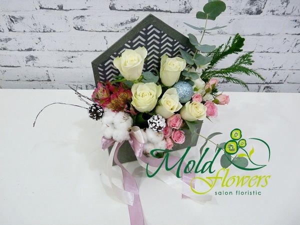 Конверт с белыми розами, розовыми кустовыми розами, альстромериями, цветками хлопка, эвкалиптом фото