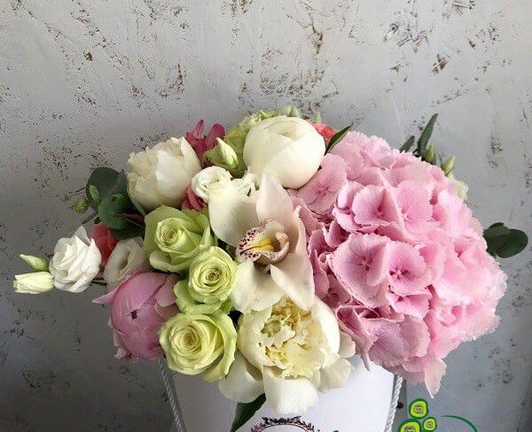 Белая коробка с гортензией, альстромерией, розами, орхидеей , эустомой, пионами фото
