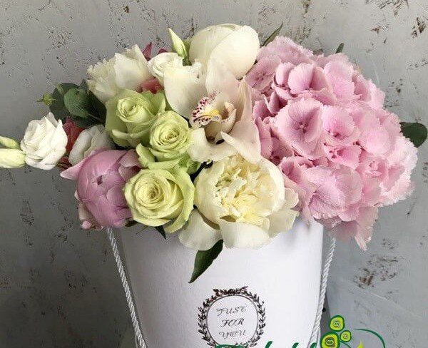 Белая коробка с гортензией, альстромерией, розами, орхидеей , эустомой, пионами фото