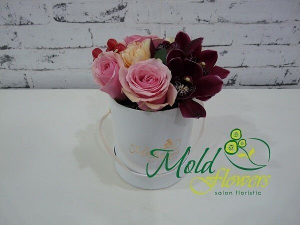 Белая коробка с розовыми розами, бордовой орхидеей, красным гиперикумом и кремовыми пионами фото