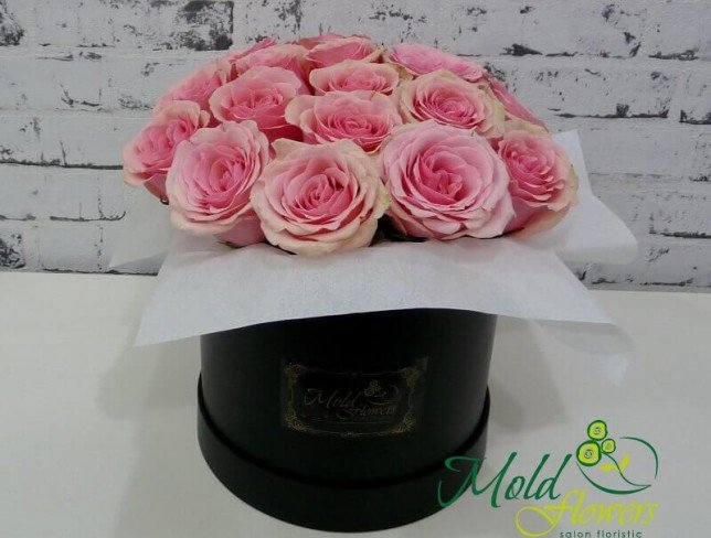 Чёрная шляпная коробка с розовыми розами фото