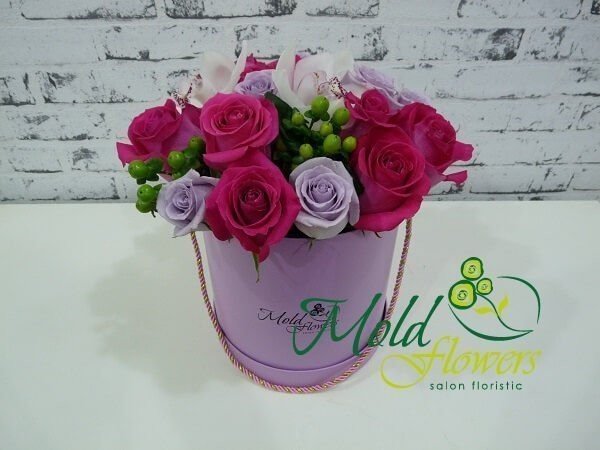 Сиреневая коробка с фиолетовыми розами и розами цикламен, белой орхидеей цимбидиум и зелёным гиперикумом фото