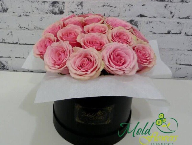 Black hat box with pink roses photo