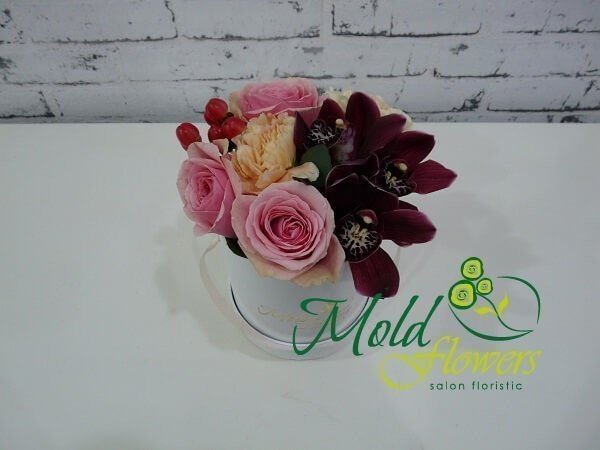 Белая коробка с розовыми розами, бордовой орхидеей, красным гиперикумом и кремовыми пионами фото