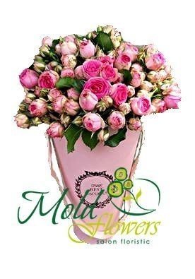 Розовая коробка- конус с розовыми мелкоцветными розами фото