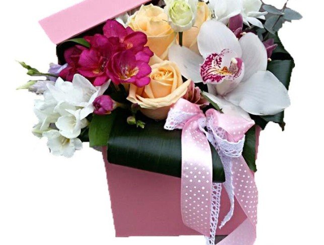 Розовая коробка с белой орхидеей, розой, альстромерией и эустомой фото