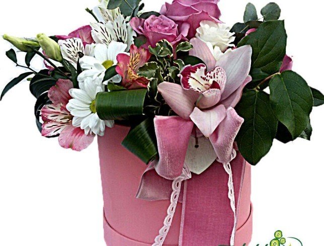 Маленькая розовая коробка с орхидеей, розой, эустомой, хризантемой и альстромерией фото