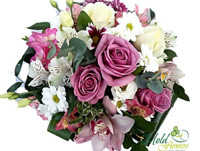 Маленькая розовая коробка с орхидеей, розой, эустомой, хризантемой и альстромерией фото