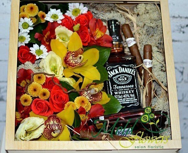 Деревянная коробка оранжевыми розами, жёлтой орхидеей, белой хризантемой, красной альстромерией, виски Jack Daniels и сигарами фото