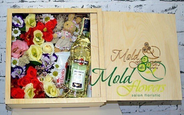 Композиция в деревянной коробке с розами, эустомой, хризантемой, альстромерией и бутылкой Martini фото
