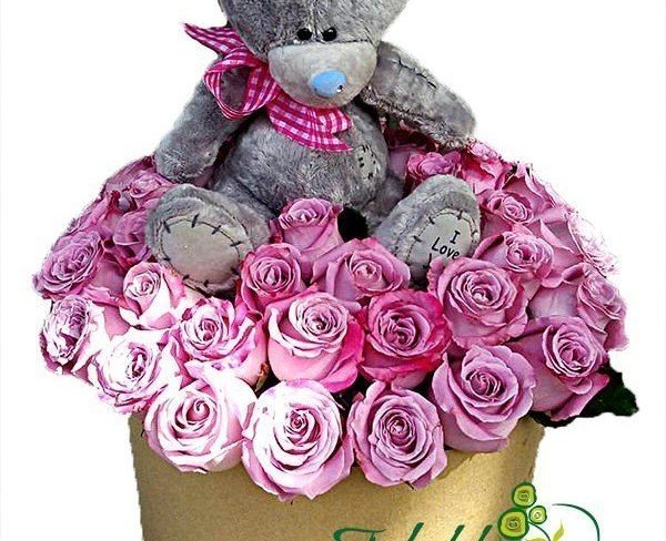 Шляпная коробка натурального цвета с фиолетовыми розами и серым плюшевым мишкой фото