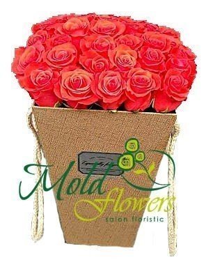 Коричневая коробка с розовыми розами фото