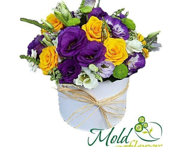 Белая коробка с жёлтыми розами, фиолетовой и белой эустомой и матиолой фото