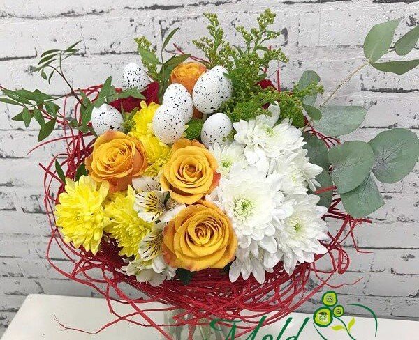 Букет в красном каркасе с желтыми розами, хризантемой, белой альстромерией, хризантемой и декоративные яица фото
