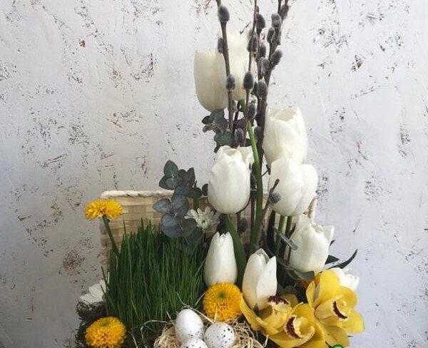 Ящик с белыми тюльпанами, желтыми орхидеями цимбидиум, хризантемами, овёс, верба и декоративное гнездо фото