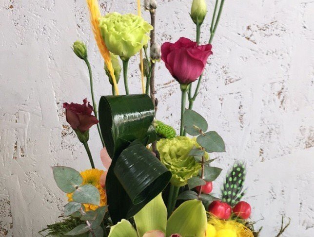 Чаша с орхидеей цимбидиум, эустомой, гиперикумом, хризантемой, верба, колоски декор фото