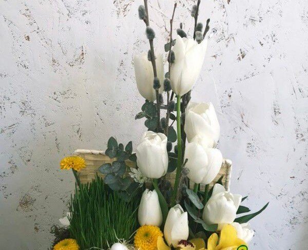 Ящик с белыми тюльпанами, желтыми орхидеями цимбидиум, хризантемами, овёс, верба и декоративное гнездо фото