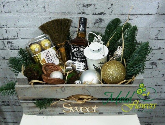 Деревянный ящик с новогодним декором, конфетами, бутылкой Jack Daniels фото