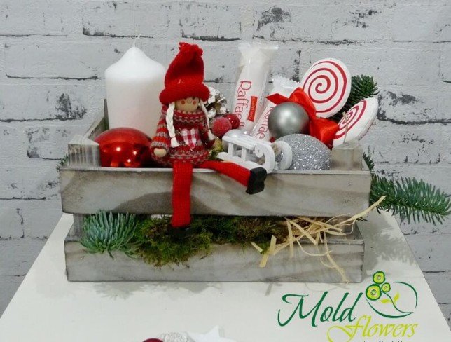 Деревянный ящик с белой свечой, Raffaello, веточки ели, новогодними игрушками, декоративной куклой и леденцами фото