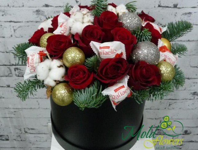 Черная коробка с raffaello, красными розами, новогодними игрушками, хлопком, веточками ели фото