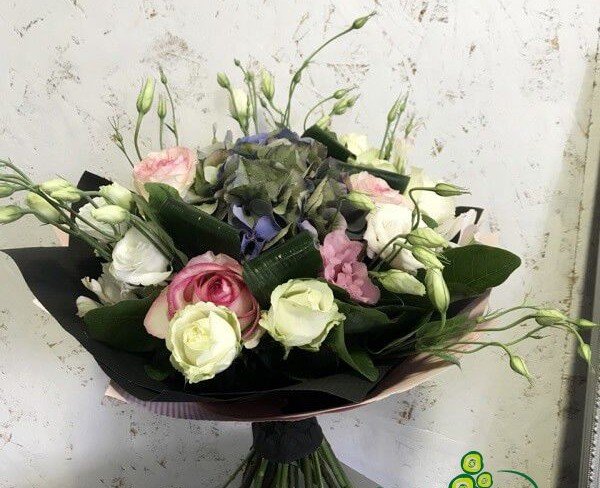 Buchet cu hortenzie, trandafiri și eustoma foto