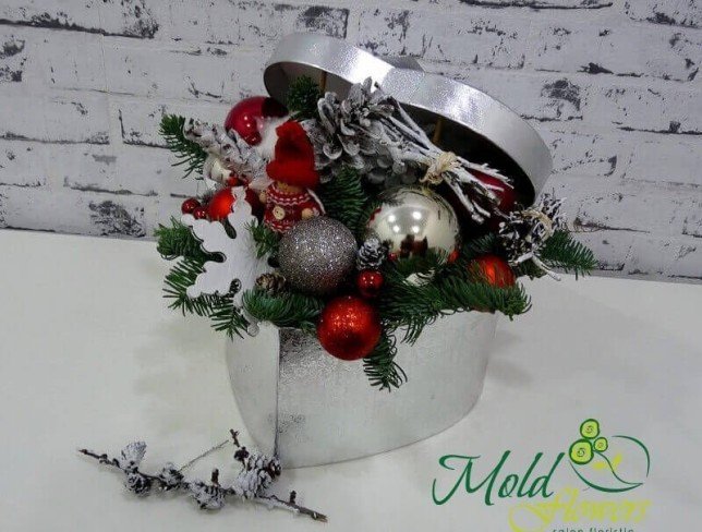 Серебряная коробка сердце с веточками ели, шишками, новогодними игрушками, декоративной куклой и снежинкой фото