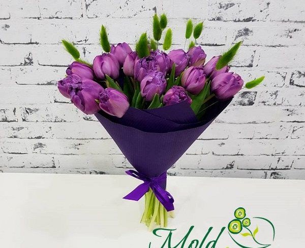 Букет из фиолетовых пионовидных тюльпанов, зеленых колосков в фиолетовой бумаге фото