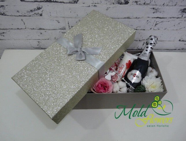 Коробка с розами, хризантемами, хлопком, гиперикумом, Raffaello, бутылка Martini, новогодний декор фото
