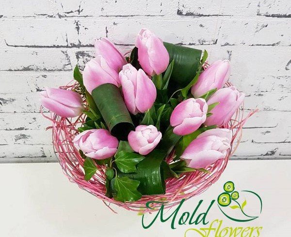 Букет в розовом каркасе из розовых тюльпанов и зеленью фото