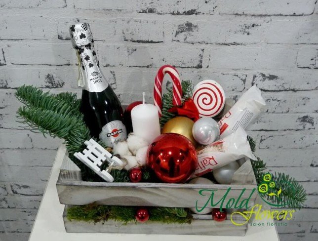 Деревянный ящик с конфетами, бутылкой Martini, новогодним декором, свечкой, леденцами  фото