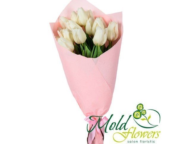 Букет из белых тюльпанов в розовой бумаге фото
