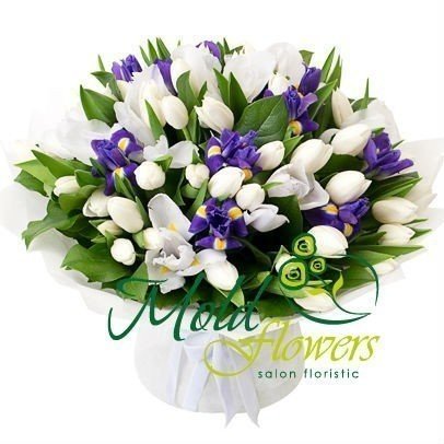 Букет из белых тюльпанов, ирисов, фиолетовых ирисов в белой обертке фото