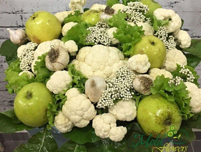 Серая коробка с зелёными яблоками, капустой, чесноком, брокколи фото