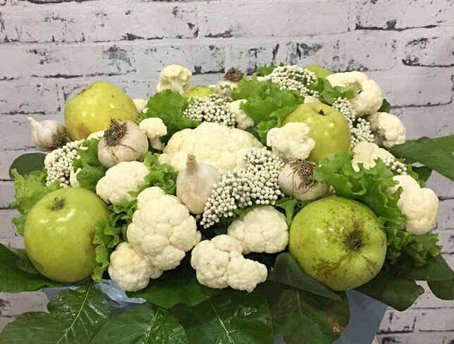 Серая коробка с зелёными яблоками, капустой, чесноком, брокколи фото