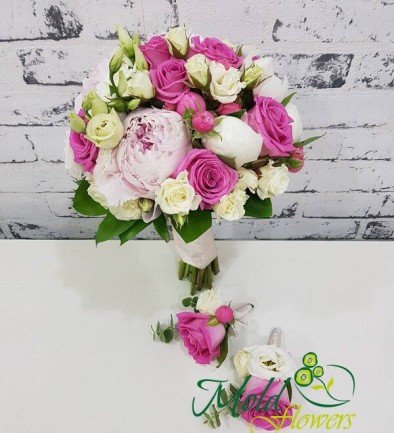 Buchet de mireasă cu trandafir roz, trandafir de tufa alb, eustoma și bujor + 2 butoniere foto 394x433