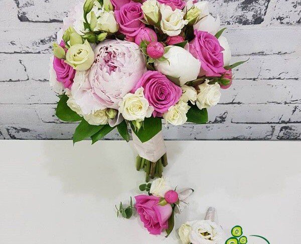 Букет невесты с розовыми розами, мелкоцветной белой розой, эустомой и пионом + 2 бутоньерки Фото