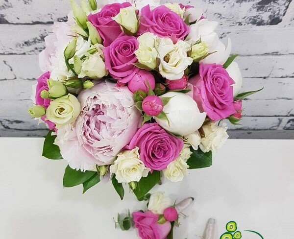 Buchet de mireasă cu trandafir roz, trandafir de tufa alb, eustoma și bujor + 2 butoniere foto