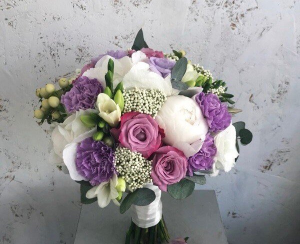 Buchet de mireasă din bujori albi, frezie, garoafe violete, trandafiri și eucalipt + butoniera (la comanda, 10 zile) foto