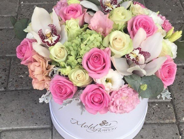 Коробка с розовыми розами, эустомой, зелеными розами, гортензией, белыми орхидеями, эустомой, эвкалиптом  фото