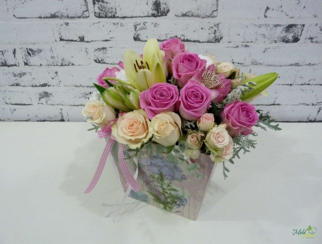 Коробка с розовыми и кремовыми розами, зелеными лилиями, белыми хризантемами, розовыми альстромериями фото