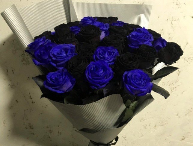 Buchet din trandafiri negri și albastri (la comanda, 10 zile) foto