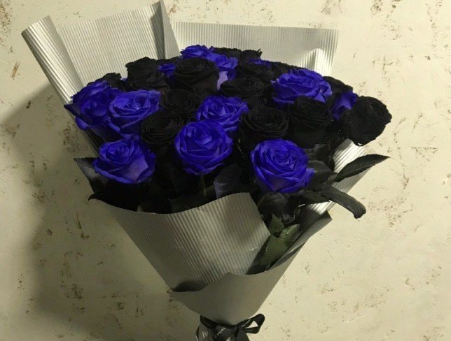 Букет из чёрных и синих роз (под заказ, 10 дней) Фото