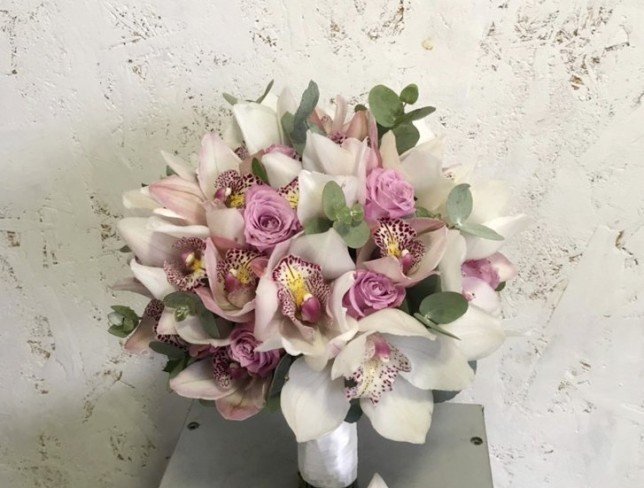 Buchetul miresei cu orhidee albă, trandafiri violete și eucalipt + butoniera foto