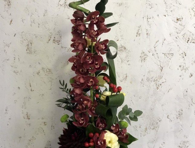 Коробка с бордовой орхидеей цимбидиум, георгиной, зеленой хризантемой, кремовой эустомой, красным гиперикумом фото