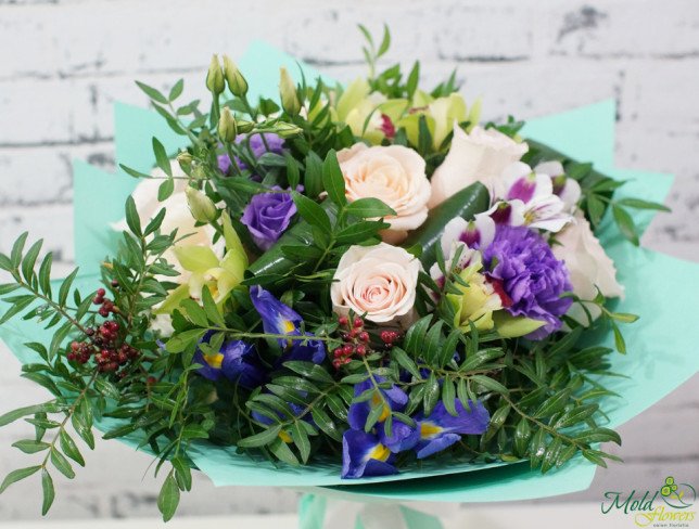 Букет из зелёной гортензии, фиолетовой эустомы и розы Фото