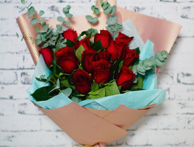 Букет из красных роз в розовой и голубой бумаге фото